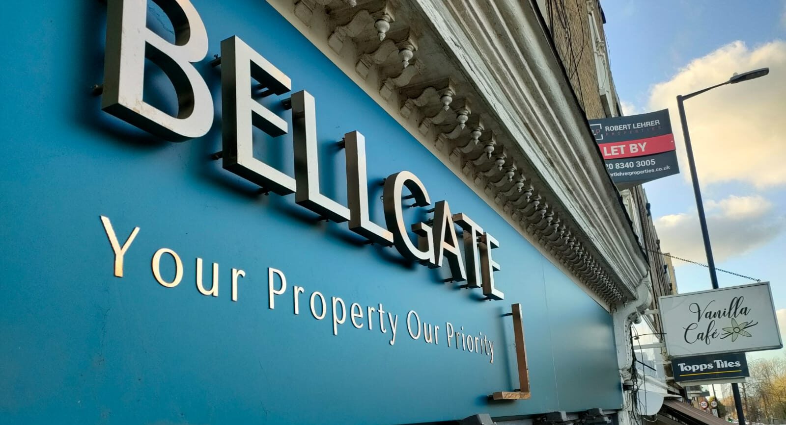 From Minimalism to 3D: Exploring Diverse Signage Designs in Dubai