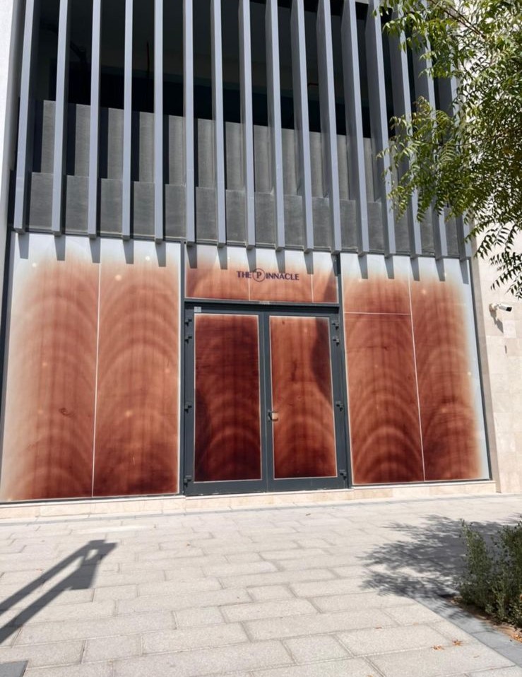 Adapting to the Heat: Durable Materials for Outdoor Signage in Dubai’s Climate